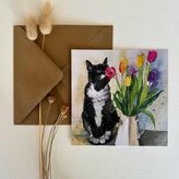 Kot wąchający tulipany