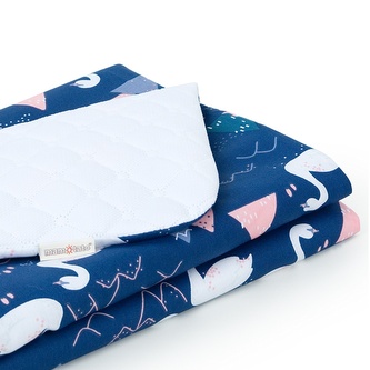 Mamo Tato Oboustranná dečka Velvet 75 x 100 cm - Labutě tm. modré/bílá; granát; 100 % bavlna, polyester