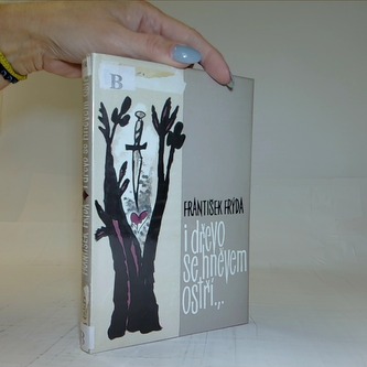 i dřevo se hněvem ostří