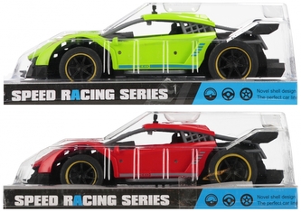 Závodní auto s pryžovými koly