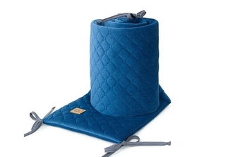 Mantinel do postýlky Velvet 180x28cm - jeans/granát; modrá; duté vlákno, velvet