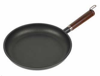 pánev d24x4,5cm, TITANIO, nepřil.povrch, dřev.ruk., litina, ind.