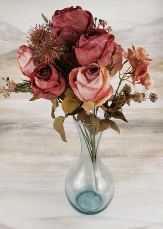 Umělá kytice růže / bodláky / hortenzie 33 x 23 cm - tmavě růžová