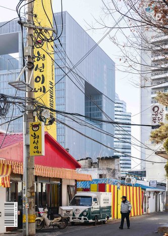 David Chipperfield. A book about a large building recently built in Asia ... Amorepacific headquarter by David Chipperfield Arch