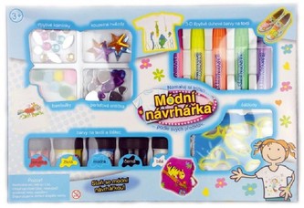 Módní návrhářka Vyzdob si tričko s doplňky v krabici