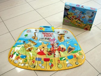 Elektronická hrací podložka - piánko Medvídek Pú 10 melodií na baterie v krabici od 18 měsíců