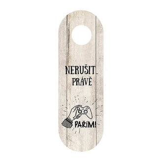 Bohemia Gifts Závěs na kliku - nerušit, právě pařím