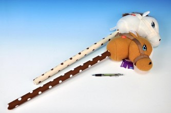 Kůň na tyčce plyš 66cm se zvukem 2 druhy, 1 kus