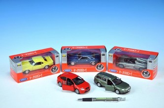 Auto Welly kov model 1:34-1:39 v krabičce 16x7cm