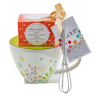 Dárková sada, Čokoláda 19 g, bílý hrnek s motivem květin 300 ml, metlička Dárková sada, Čokoláda 19 g, bílý hrnek s motivem květin 300 ml, metlička