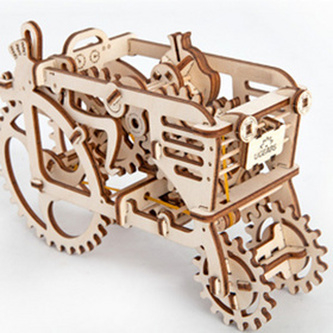 Dřevěný mechanický model Traktor