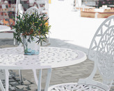 Malování podle čísel - KVĚTINY NA BÍLÉM NÁBYTKU V KAVÁRNĚ - 40x50 cm, bez rámu a bez vypnutí plátna