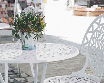 Malování podle čísel - KVĚTINY NA BÍLÉM NÁBYTKU V KAVÁRNĚ - 40x50 cm, bez rámu a bez vypnutí plátna