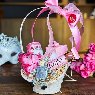 Dárek v bílém košíčku