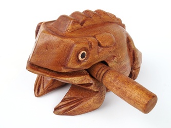 Hrající dřevěná žába světlá 16 cm