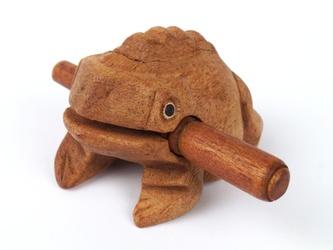 Hrající dřevěná žába světlá 8 cm