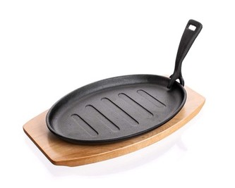 BANQUET Pánev litinová na dřevěném prkénku GRADA 27 x 17,5 cm