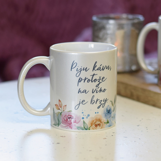 Hrnek - Piju kávu, protože na víno je brzy.