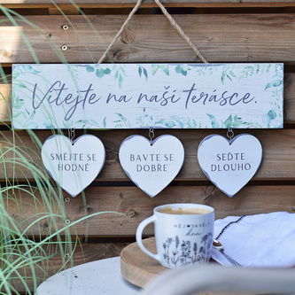 Zahradní cedule se srdíčky - Vítejte na naší terásce.