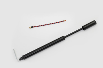 Hustilka na kolo 38 cm lakovaná čená s kovovou ručkou