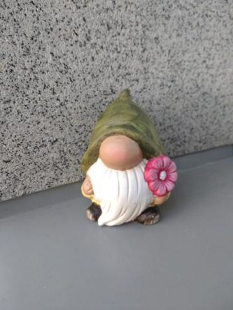 Skřítek s květinou menší