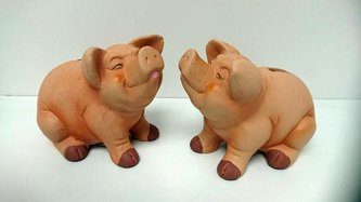 Prasátko kasička sedící