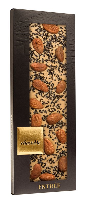 Blond čokoláda Valrhona s Maldon mořskou solí, černým sezamem a mandlemi z Avoly