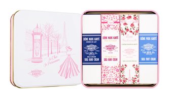 Institut Karité So Chic So Parisienne krém na ruce Light Hand Cream Rose Mademoiselle 30 ml + krém na ruce Shea Hand Cream Milk Cream 30 ml + krém na ruce Shea Hand Cream Cherry Blossom 30 ml + krém na nohy Shea Foot Cream Milk Cream 30 ml + plechová krab