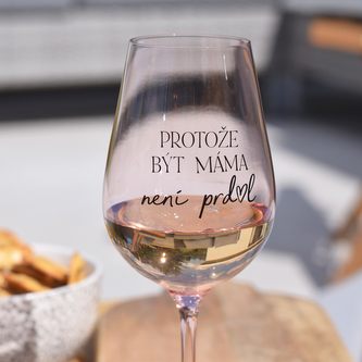 Světle růžová sklenice na víno - Protože být máma není prd♥l