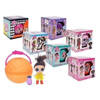 Panenka v kouli s doplňky