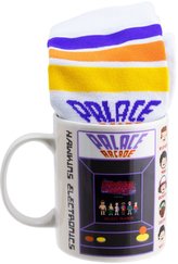 Dárkový set - hrnek s ponožkami Stranger Things:Palace Arcade (objem 310 ml|EU 41 - 46)