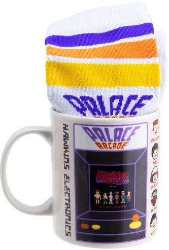 Dárkový set - hrnek s ponožkami Stranger Things:Palace Arcade (objem 310 ml|EU 41 - 46)