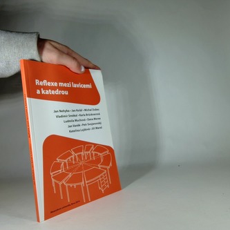 Reflexe mezi lavicemi a katedrou