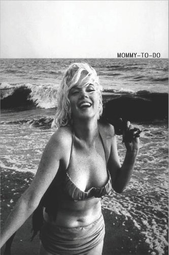 Mommy-To-Do: Daily To Do List Planner 6x9 125 Pages Glossy Finish Marilyn Monroe Lovely Evening At The Beach