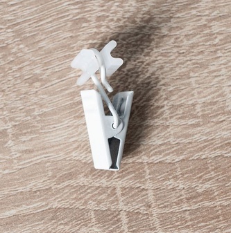 Kovová žabka do kolejnice nebo na kroužky bílá 1,5 cm x 0,6 cm balení obsahuje 10 kusů Mybesthome