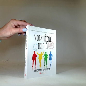 V obklíčení idiotů