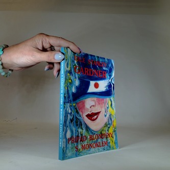 Případ blondýny s monoklem