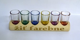 sklen.  25ml, 6ks, barev.dno, dřev.stoj.slovenský nápis, panák