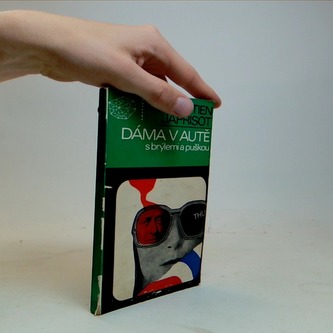 Dáma v autě s brýlemi a puškou