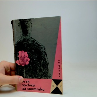 vrah vychází za soumraku