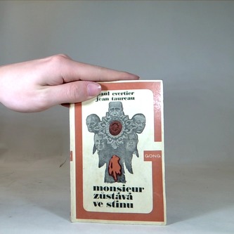 Monsieur zůstává ve stínu