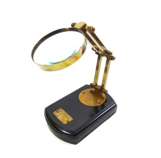 Lupa na dřevěném podstavci