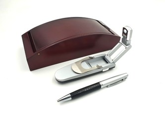 Pero a baterka v dřevěné krabičce