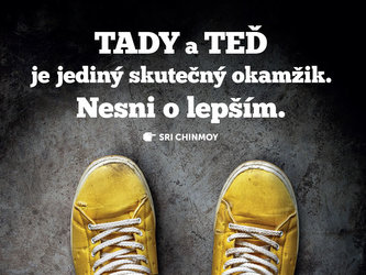 Tady a teď je jediný skutečný okamžik. Nesni o lepším - plechová cedulka