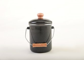 konev 1,6l na mléko ČERNÝ GR., d12x15cm, smalt+dřevo konev 1,6l na mléko ČERNÝ GR., d12x15cm, smalt+dřevo