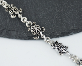 Stříbrný náramek Kareta