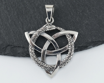 Stříbrný přívěsek Triquetra s hadem