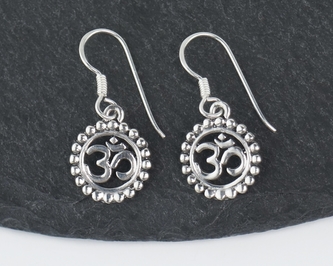 Stříbrné visací náušnice ÓM v kruhu