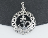 Stříbrný přívěsek ÓM - zdobený kruh