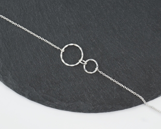 Stříbrný náramek Strukturované kroužky A